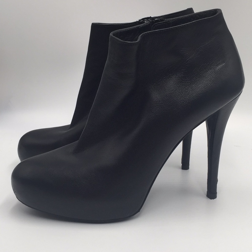 STUART WEITZMAN  BOOTIES SIZE 38 1/2